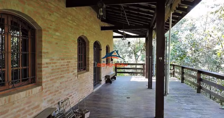 Casa em condomínio de luxo com 3 quartos e 6 vagas de garagem em jandira-sp, chácaras do peroba - imperdível!