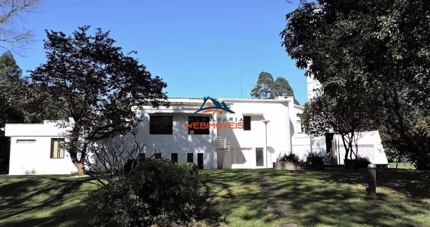 Luxuosa mansão de 5 suítes em condomínio exclusivo em Carapicuíba-SP, Chácara de La Rocca - 804m², 3 salas, 8 banheiros, 4 vagas.