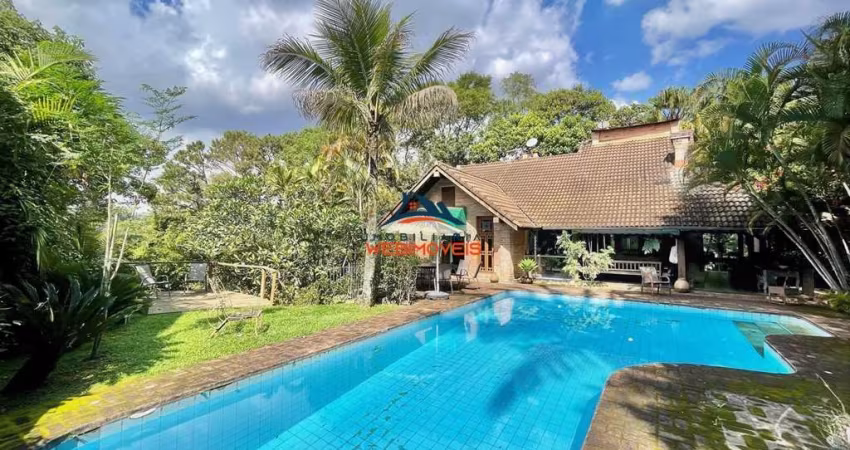 Casa de alto padrão em condomínio na Chácara Santa Lúcia dos Ypes em Carapicuíba-SP: 3 quartos, 1 suite, 3 salas, 4 banheiros, 10 vagas de garagem, 363,50 m² de área.