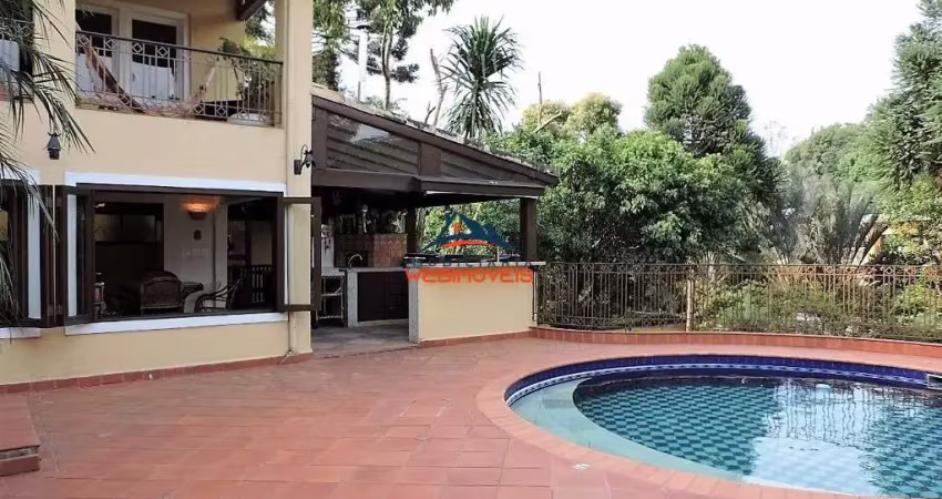 Luxuosa casa de 4 quartos e 2 suítes para venda ou locação em Cotia-SP, Chácara Eliana: 3 salas, 6 banheiros, 2 vagas, 517m².