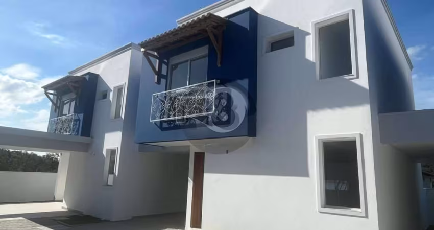 Charmosa Casa com 3 Dormitórios!