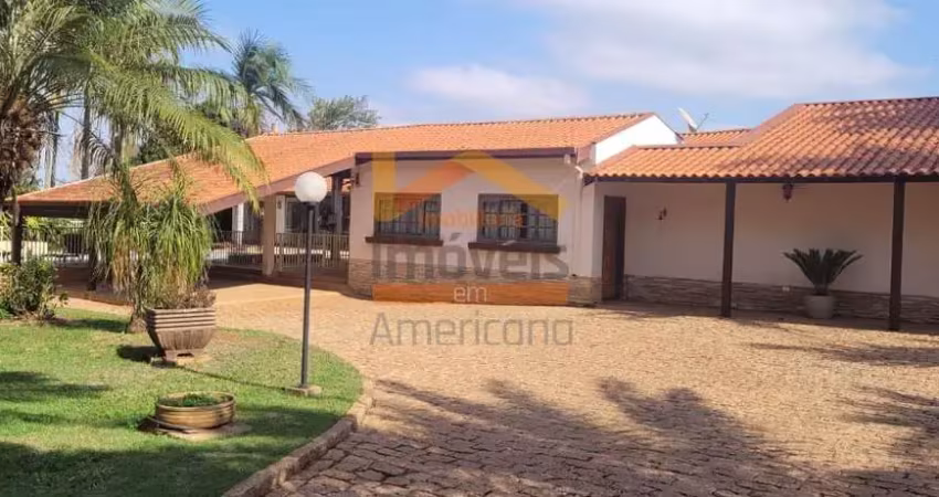 Imponente residência em condomínio de alto padrão em santa bárbara d'oeste-sp, jardim paulista: 3 quartos, 1 suíte, 2 salas, 4 banheiros, 6 vagas de garagem, 400m².