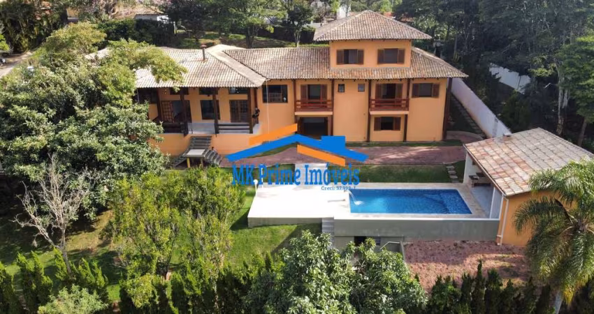 Casa Cinematográfica com 4 Suítes e Sala de Cinema - Granja Viana.