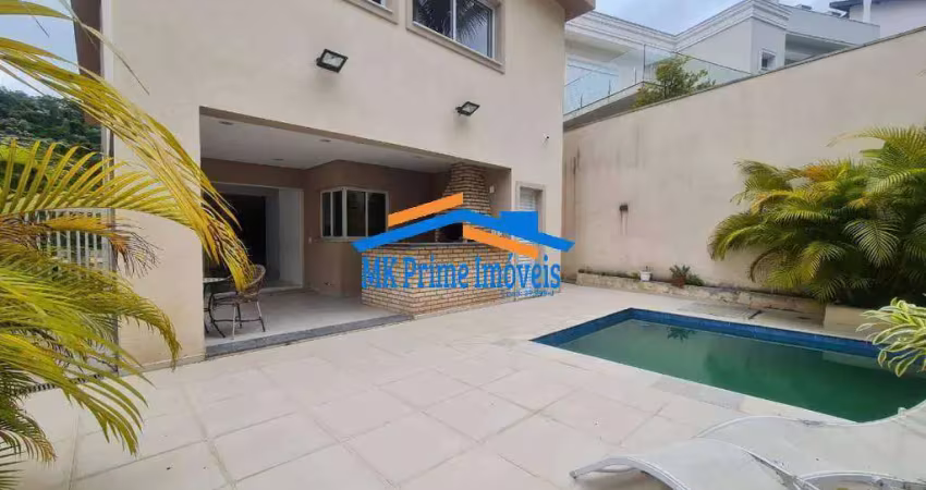 Casa em condomínio com 4 suítes e vista para área verde.
