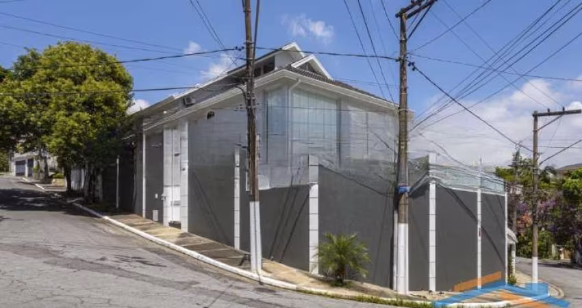 Luxuosa Casa com 4 Suítes, Piscina Aquecida e Salão de Festas à Venda.