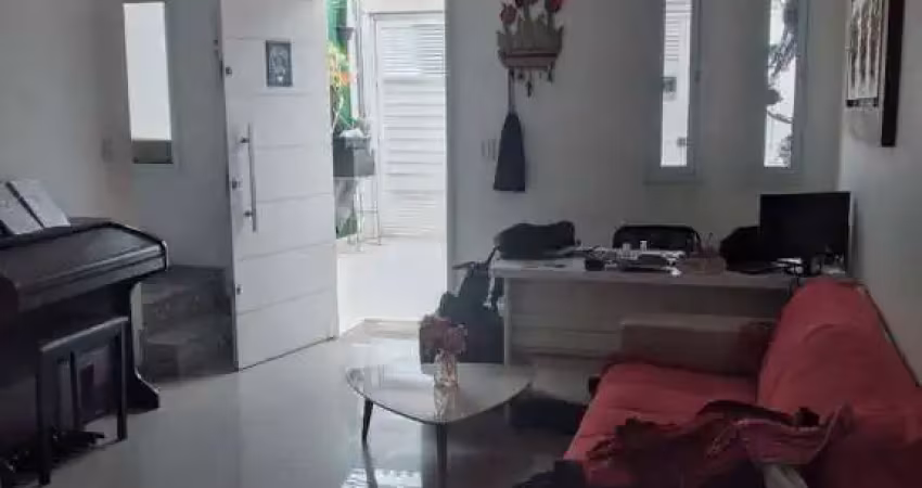 Sobrado Semi-Novo com 2 dormitórios sendo 1 suíte e 2 vagas de garagem.