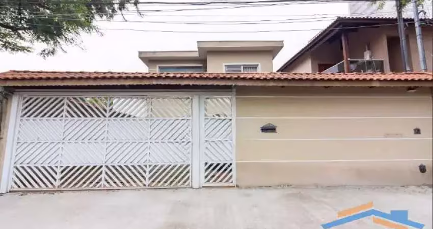 Excelente Sobrado com 3 Suítes, Sala 2 Ambientes e 4 Vagas de Garagem.