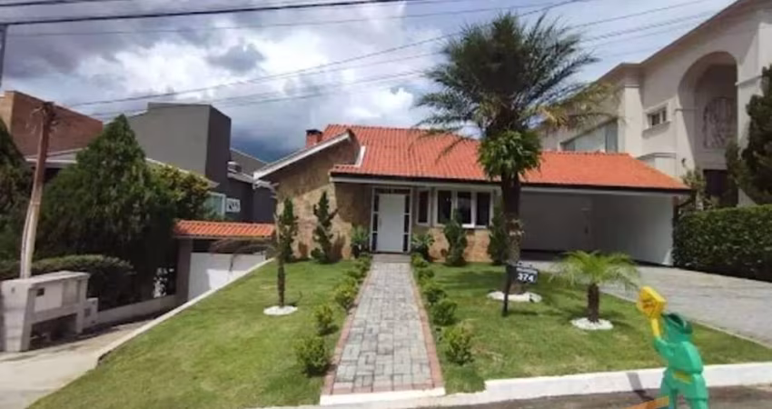 Linda Casa no Condomínio Melville com 4 dormitórios e 2 suítes.