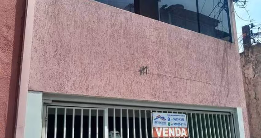 Excelente Sobrado com 4 Dormitórios e 2 Vagas de Garagem.