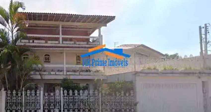 Excelente Sobrado com 4 Dormitórios sendo 3 Suítes e 3 Vagas de Garagem.
