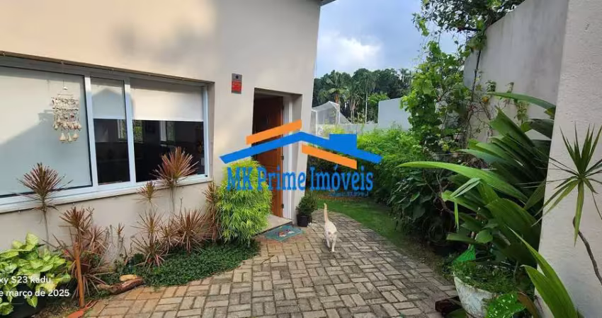 Vende casa de condomínio, 04 quartos, sendo 01 suíte e 350m²  - cotia.