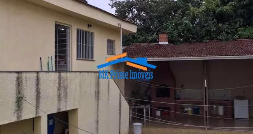Casa Térrea com 3 Dorm. sendo 1 Suíte - 5 Vagas - Quintal Amplo