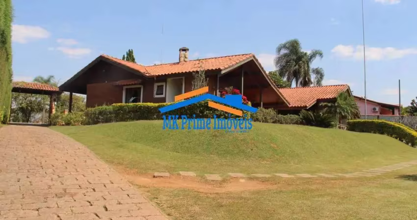 Chácara completa com casa sede, lazer completo e energia solar.