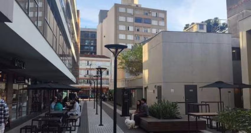Apartamento recém reformado na CIDADE BAIXA com 2 dormitórios e dep