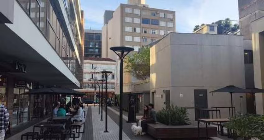 Apartamento recém reformado na CIDADE BAIXA com 2 dormitórios e dep