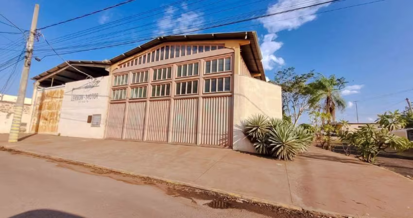 Galpão com duplo acesso localizado na Av. Duque de Caxias e R. Joaquim Vieira de Almeida
