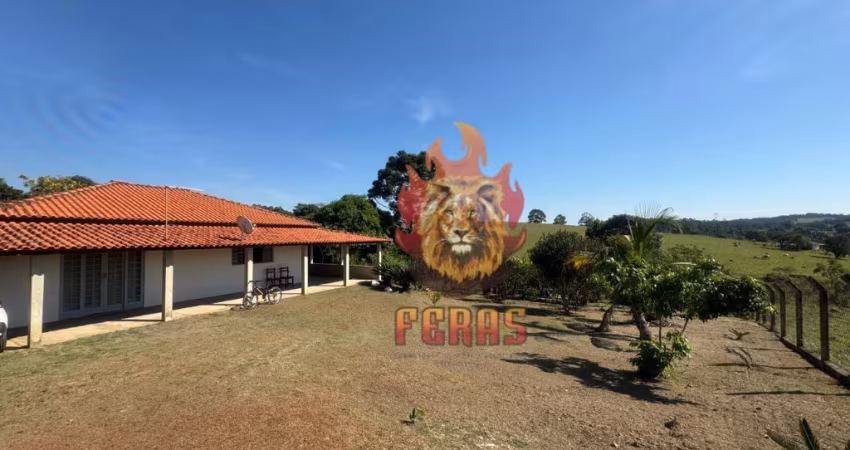 Linda Chácara à Venda com 2 Dormitórios em Sarapuí, SP - 200m² com Lago e Horta Privativa!