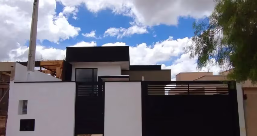 Linda  casa térrea  com 3 dormitórios sendo  1 suítes e 3 banheiros à venda, 140 m²  no bairro morada dos ypes  em  boituva - sp
