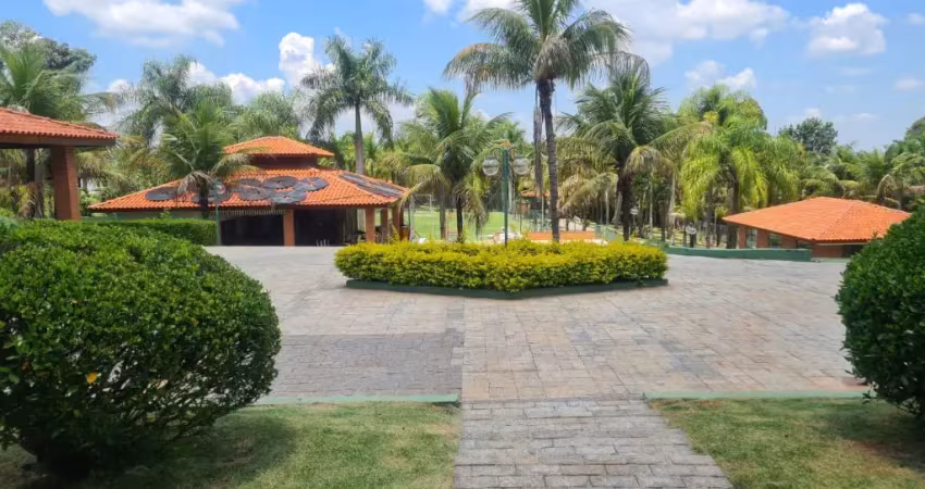 Linda Chácara em Condomínio Fechado, de  7.000m2, com  650m2 de área Construída, com Muito Verde no Vitassay em Boituva
