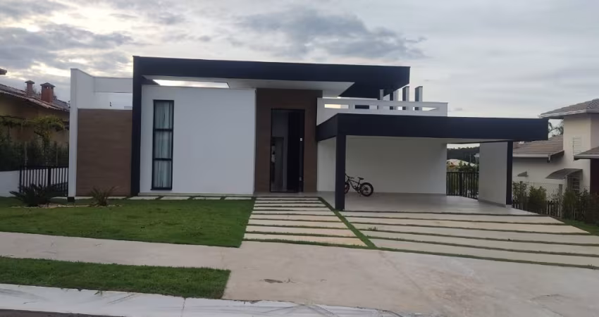 Linda Casa Térrea  em Condomínio Fechado Portal dos Lagos com 560m2  de Área Construída, e Terreno de 1.000m2 em  Boituva - SP.