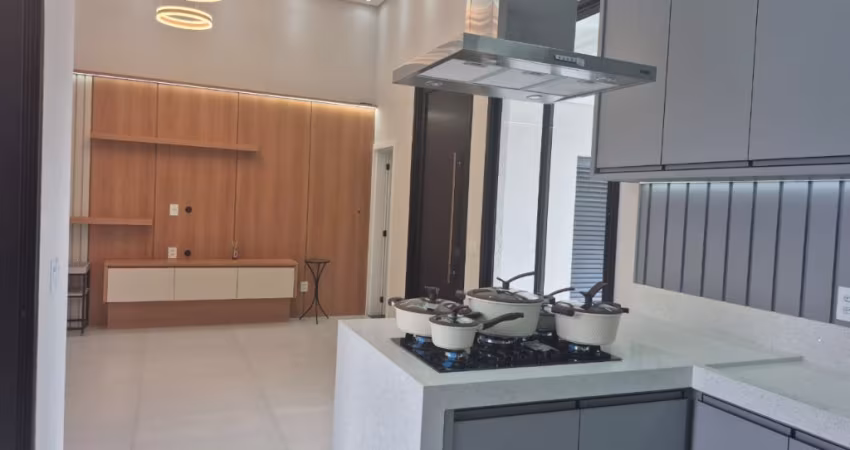 Linda Casa Térrea de 120m²  e Terreno de 200m2, à venda no excelente Condomínio Fechado Gran Reserve em Indaiatuba- SP.