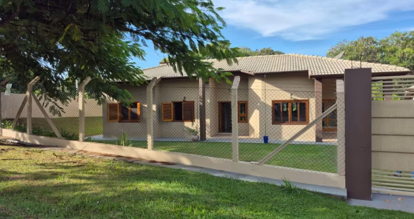 Linda Chácara em Condomínio Fechado Vitassay, de 1.697m2,  de Terreno com  230m2 de área Construída, com Muito Verde  em Boituva - SP.