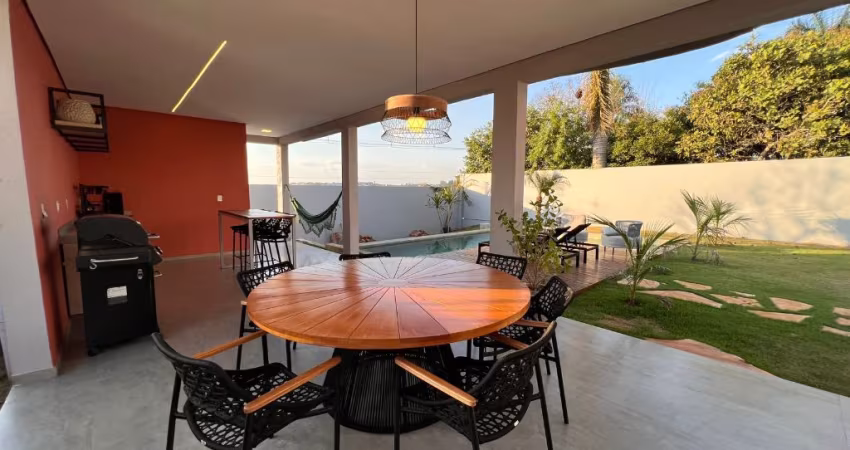 Linda Casa Térrea de 415m2, e Terreno 800m2, em Condomínio Fechado Reserva Campos de Boituva em Boituva- SP.