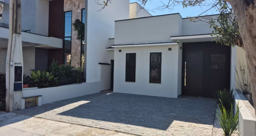 Linda Casa Térrea de 100m²  de Área Construída e Terreno de 150m2, à venda no excelente Condomínio Fechado  Horto Florestal l em  Sorocaba - SP.