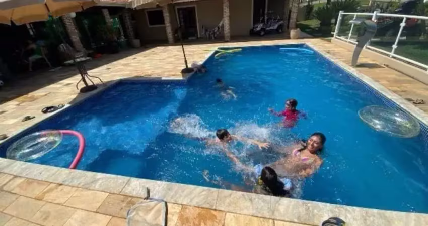 Linda casa térrea de 250m2, e terreno 900m2, com piscina e área gourmet em condomínio fechado ninho  verde em  porangaba - sp.