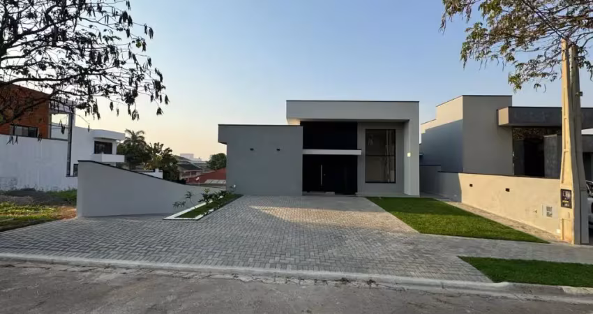 Linda casa térrea em condomínio fechado bosques junqueira com 232m² de área construída  e terreno de 450m2 em tatuí - sp
