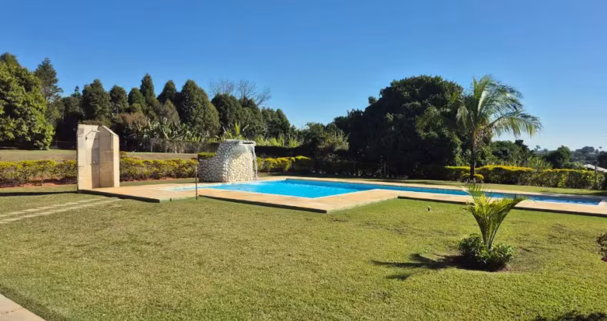 Linda chácara em condomínio fechado vitassay, de 5000m²,  de terreno, com 456m² de área construída, com muito verde  em boituva - sp.