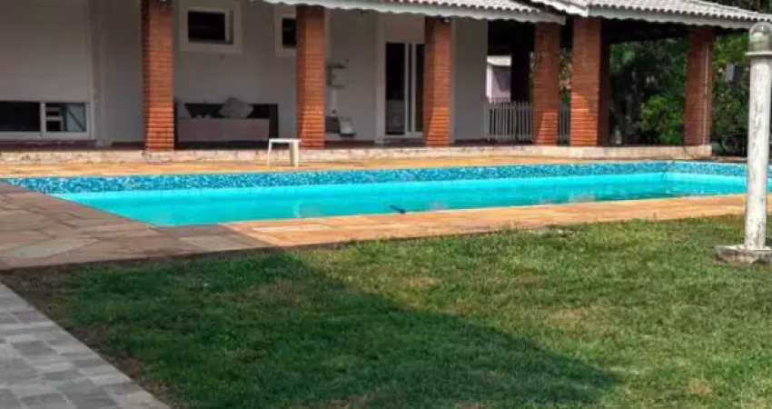 Linda chácara em condomínio fechado vitassay, de 1297m², de terreno, com 310m² de área construída, com muito verde em boituva - sp.