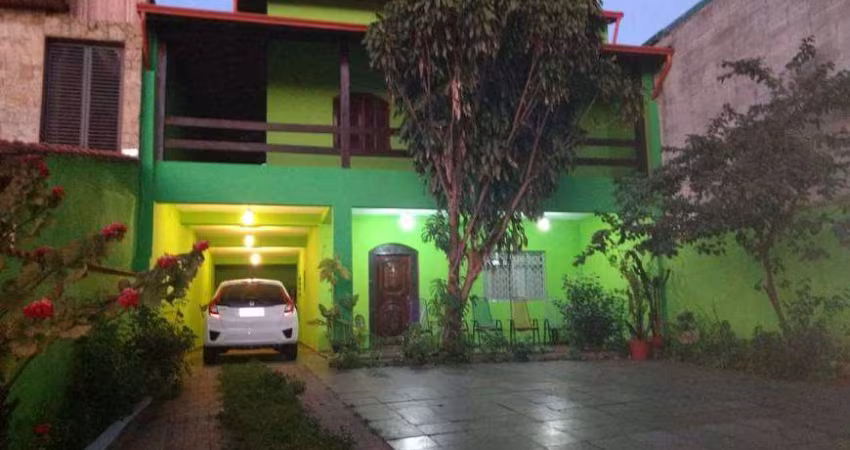Sobrado á venda possui 302m² com 05 Dormitórios, em Vila Aquino - Santo André.