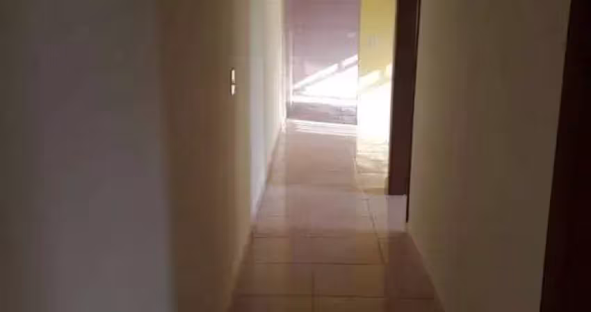 Casa recém-reformada, espaçosa e bem localizada! Conta com: ? 2 quartos aconchegantes ? Sala ampla e arejada ? Cozinha funcional ? Banheiro bem distri