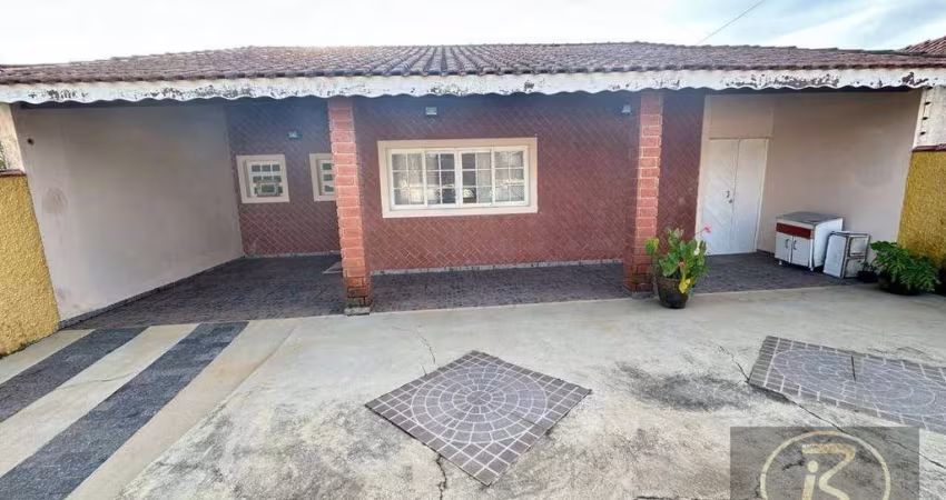 Excelente casa 700 mts da praia com 3 dormitórios sendo 1 suíte  r$ 450.000.00  peruíbe sp