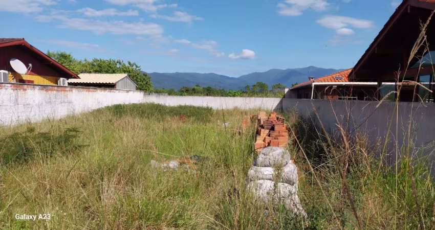 Òtimo terreno na Praia, todo murado.