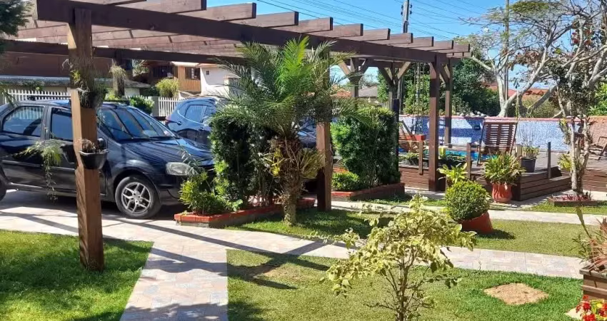 Casa em alvenaria, a 400 m² da praia da gamboa,próximo do colégio.