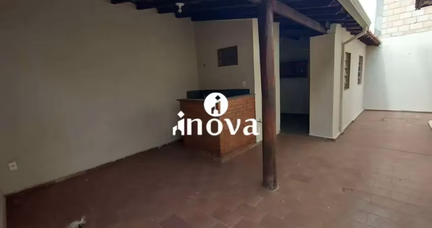 Casa com 4 quartos para alugar no Universitário, Uberaba 
