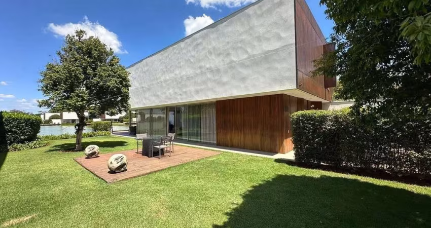 Venha conhecer essa incrível casa com 4 quartos, 4 suítes e 347,00 m2 de área construída.
