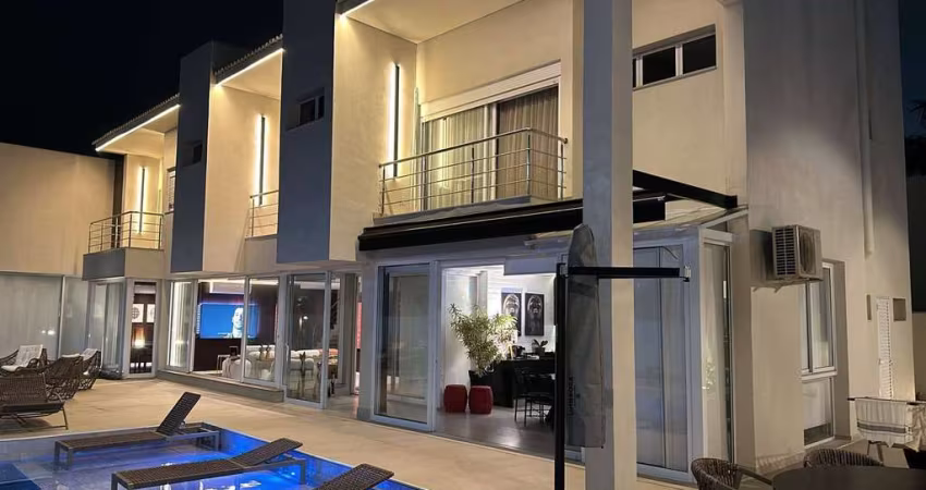 Luxuosa Casa de Condomínio em Alphaville - 4 Suítes, Lazer Completo e Acabamento Sofisticado