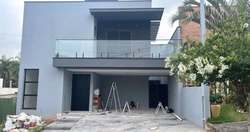 Linda casa no condomínio via reggio - fino acabamento