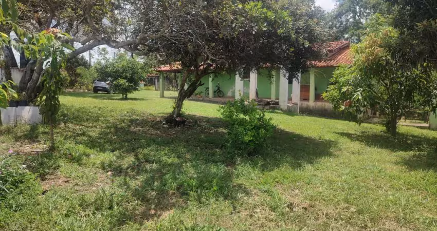 Chácara com 8925,30m² de terreno, casa de 204m², barracão e poço caipira