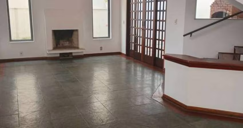 Espaçosa Casa à Venda em Alphaville 6 com 3 Suítes e Lazer Completo