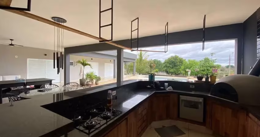 Casa em condomínio de luxo no bairro caguassu em sorocaba-sp: 3 quartos, 1 suíte, 4 banheiros, 4 vagas de garagem.