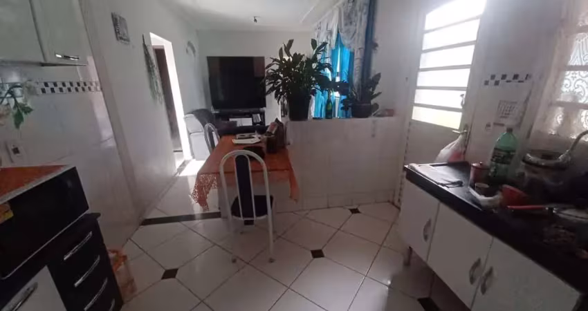 Casa térrea com 02 dormitórios, sendo 01 suíte no bairro piazza di roma!