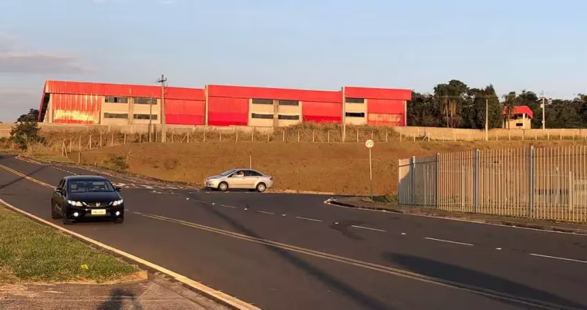Galpão com área construída de 5.000 m² e terreno de 14.300 m² , todo murado.
