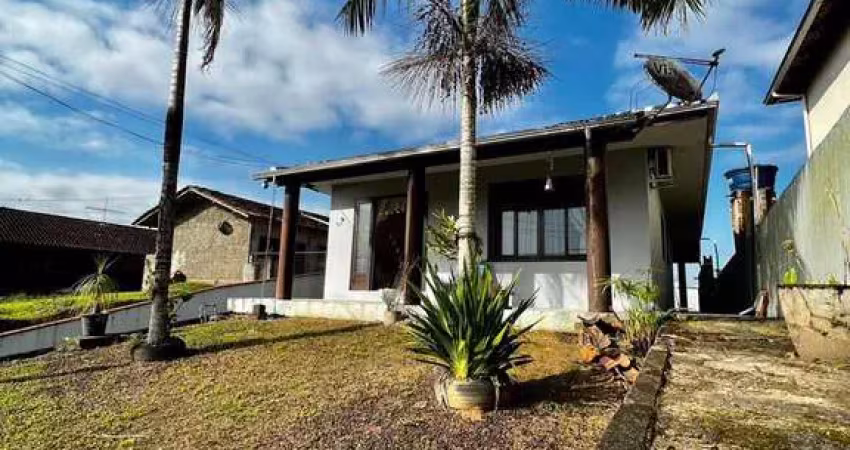 Casa à venda na Rua Elly Soares, 297, Floresta, Joinville
