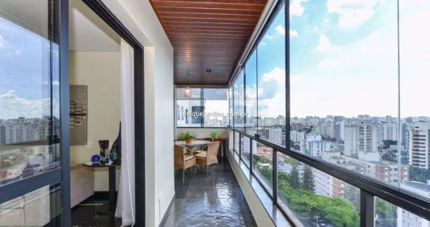 Moema: 3 Suítes | 4 Vagas | 250 m² úteis