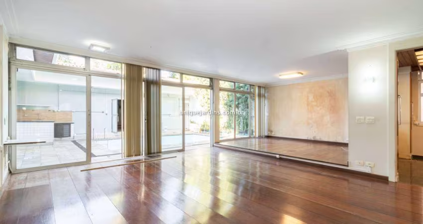 Sobrado Luxuoso com 4 Suítes e Piscina à Venda no Jardim Paulistano
