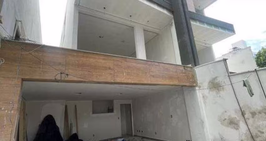 Casa em meio lote com entrada independente com 3 quartos sendo 01 com suite à venda, 235 m² por R$ 1.290.000 - Planalto - Belo Horizonte/MG